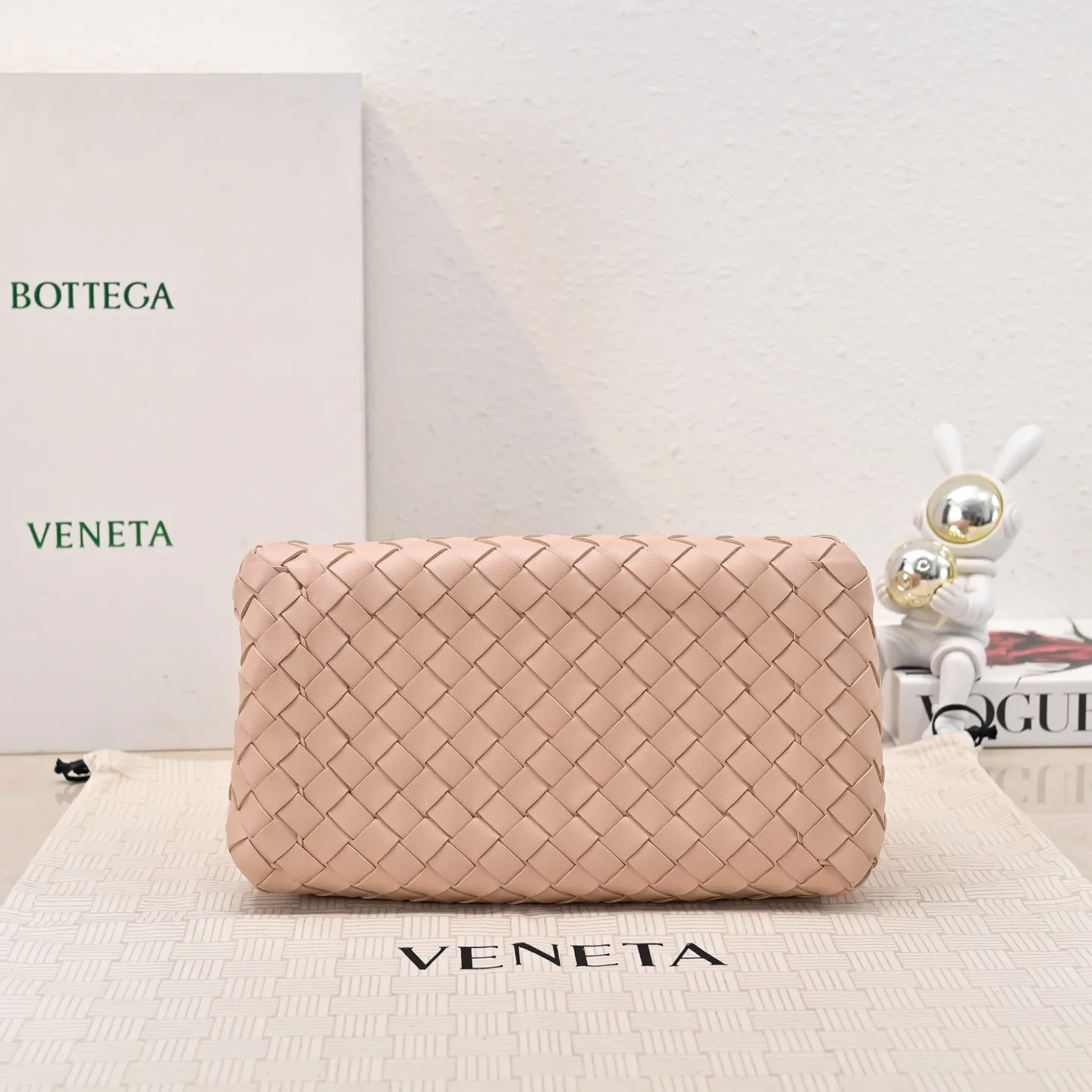 Batch 2060 BOTTEGA VENETA 2025 Autumn New Product Medium Parachuta The long-awaited new medium parachuta is here, with a unique appearance and iconic metal knots, and a whole piece of leather folds the four corners into a parachute shape! The exquisite Knot metal buckle is like putting jewelry on a bag. It is high-end and elegant. Its super capacity can hold all your things! The overall effect of this bag is very different from before. It is neither too delicate to provide a large capacity nor too bulky because of its practicality. It simply provides a perfectly suitable bag for casual and simple people👜 Style number: 5921 Size: 29.5*18.5*17.5cm